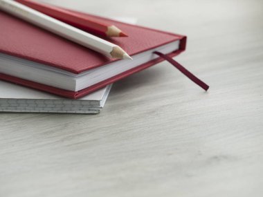 Boş not defteri ve kalem? lar ahşap masada. Okula dön, üst görünüm, kopya alanı