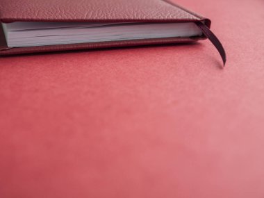 Kırmızı arka planda kırmızı Not defteri. Okula dönüyoruz. Üst görünüm. Boşluk Kopyala