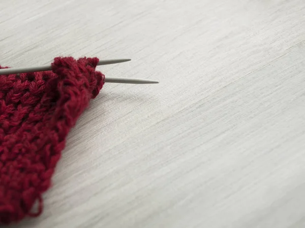 Tout pour la broderie : fil rouge, tricot, aiguilles à tricoter sur une table grise en bois. Vue de dessus. ? perdre-up. Espace de copie — Photo