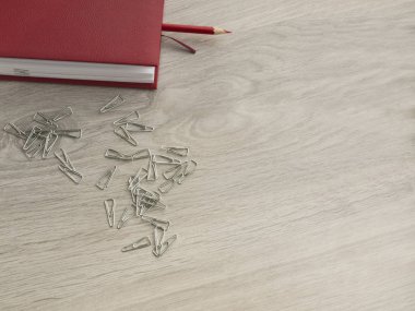 Ahşap masada boş not defteri ve pensil. Okula dön, üst görünüm, kopya alanı