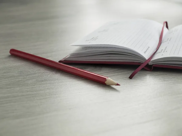 Ouvrir un bloc-notes et un crayon vierges sur une table en bois. Retour à l'école, Vue de dessus, Espace pour copier — Photo