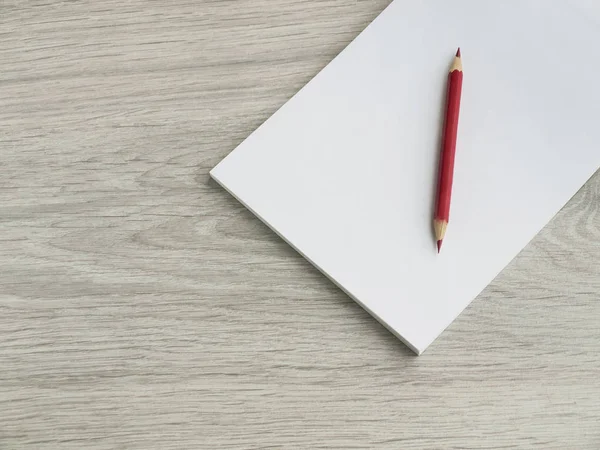 Bloc de notas en blanco abierto y lápiz rojo? il en la mesa de madera. Regresar a la escuela, Vista superior, Copiar espacio — Foto de Stock