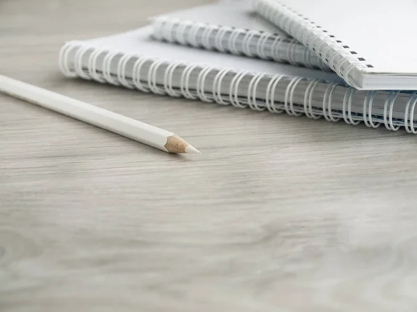 Bloc de notas en blanco y pensil en la mesa de madera. Regresar a la escuela, Vista superior, Copiar espacio — Foto de Stock