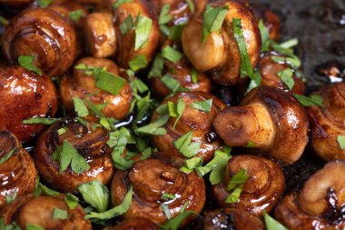 Sarımsak ve maydanoz ile kavrulmuş mantar yakın çekim