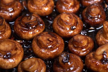 Sarımsak ve Balzamico ile kavrulmuş mantar yakın çekim