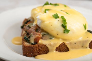 Poacheg yumurta ile pastırma, shpinach ve hollandaise sause yakın çekim