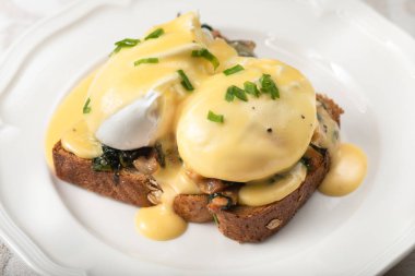 Poacheg yumurta ile pastırma, shpinach ve hollandaise sause yakın çekim