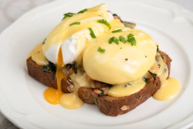 Poacheg yumurta ile pastırma, shpinach ve hollandaise sause yakın çekim