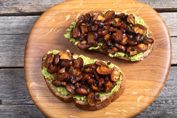 Clise Van Volkoren Toast Met Geprakte Avocado Gegrilde Paddestoelen Een — Stockfoto