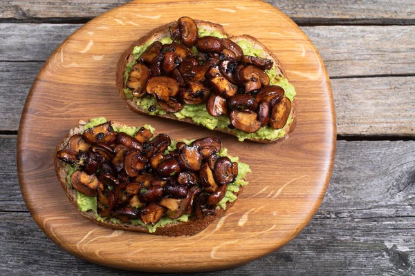 Kepekli Tost Püresi Avokado Bir Kesme Tahtası Üzerinde Izgara Mantar — Stok fotoğraf