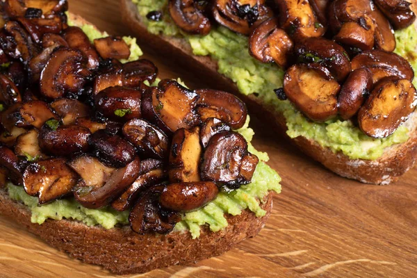 Clise Upp Wholewheat Rostat Bröd Med Mosad Avokado Och Grillad — Stockfoto