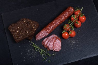 Salam siyah taş plaka üzerinde