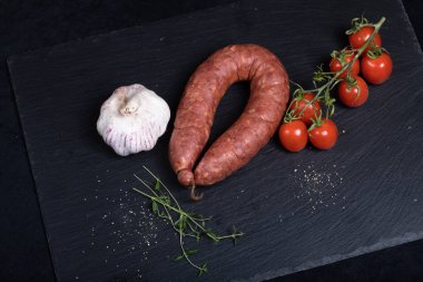 Smocked sosis siyah taş plaka üzerinde