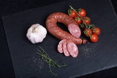 Smocked sosis siyah taş plaka üzerinde