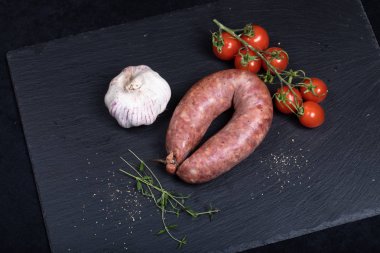 Smocked sosis siyah taş plaka üzerinde