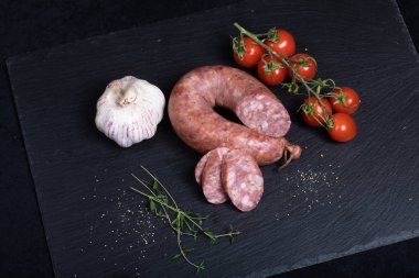 Smocked sosis siyah taş plaka üzerinde