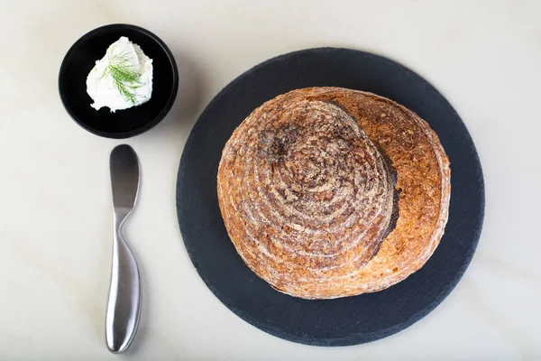 Pão fresco apoiado — Fotografia de Stock