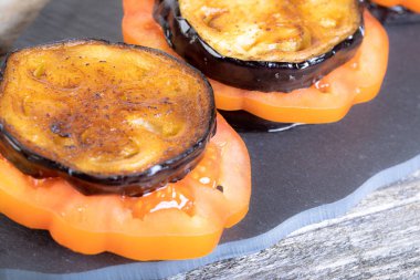 Domates ile ızgara auberine