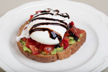 Çavdar tost üzerinde haşlanmış yumurta