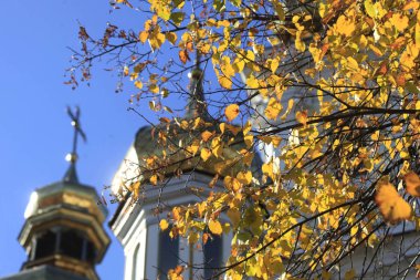 Ortodoks Kilisesi nehir kenarında duruyor.