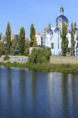 Ortodoks Kilisesi nehir kenarında duruyor.