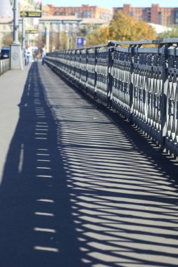 Kasaba köprüsünde siyah gölge