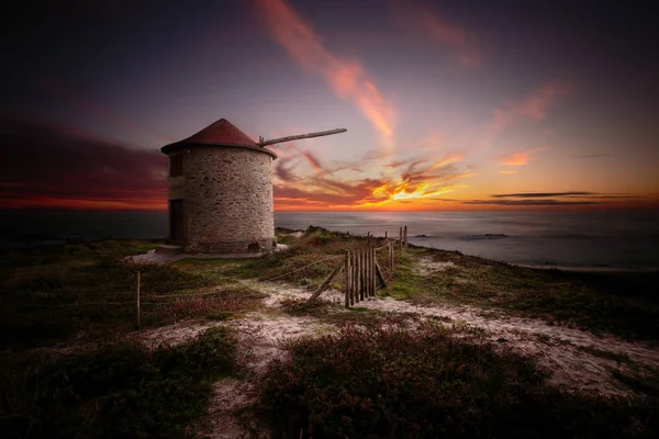 Szélmalom Apulia Strandon Portugália Jogdíjmentes Stock Fotók