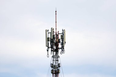 Telekomünikasyon kulesi 4G ve 5G hücresel. Üs İstasyonu ya da Üs Alıcı İstasyonu. Kablosuz İletişim Anten Vericisi. Antenli telekomünikasyon kulesi.
