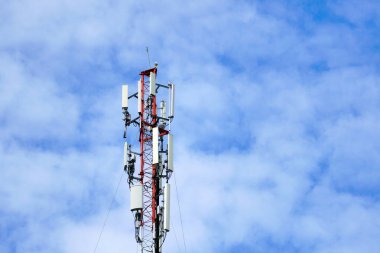 Üs İstasyonu ya da Üs Alıcı İstasyonu. Radyo modülleri ve mavi gökyüzü arka planında metal üzerine monte edilmiş akıllı antenli 5G radyo ağı telekomünikasyon ekipmanı.  