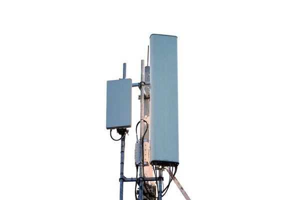 基地局または基地局トランシーバ駅 白い背景に金属に取り付けられた無線モジュールとスマートアンテナを備えた5G無線ネットワーク通信機器 — ストック写真