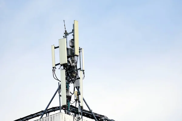 基站或基站收发报机站 5G无线网络通信设备 带有无线电模块和安装在金属上的智能天线 — 图库照片