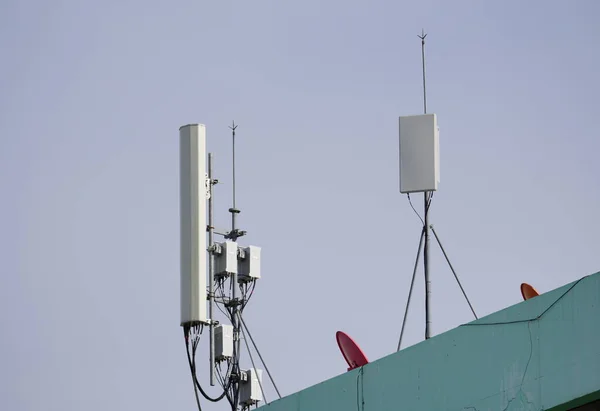 基站或基站收发报机站 5G无线网络通信设备 带有无线电模块和安装在金属上的智能天线 — 图库照片