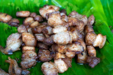 Derin kızarmış çizgili domuz muz yaprağı, sağlıksız yiyecek, yükseklik corestorol