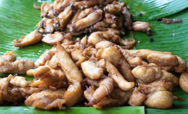 yeşil muz yaprağı, Tay street gıda üzerinde kızarmış dilimlenmiş domuz kadar kapatın