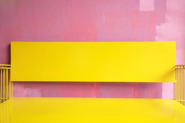 Vintage parlak sarı tezgah karşı grunge pembe duvar, parlak yaz renkli boyalı