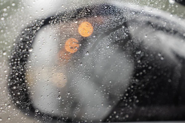 Gocce Pioggia Riflessi Luci Auto Attraverso Specchietto Retrovisore Giorno Estate — Foto Stock