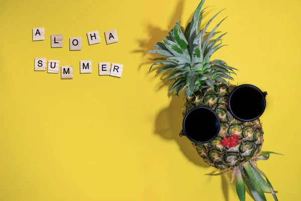 Reife Rote Lippe Ananas Mit Sonnenbrille Auf Gelbem Hintergrund Kopierraum — Stockfoto