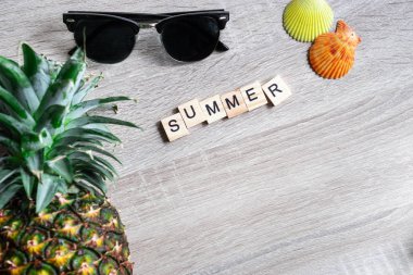 Metin için boş alan ile ahşap arka plan üzerinde düz yatıyordu tropikal yaz aksesuarları. Üstten görünüm seyahat veya tatil kavramı. Yaz arka plan.