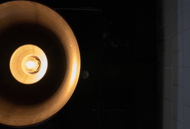 asmak sarı ışık lamba fener üzerinde siyah backgro yarısı kadar yakın