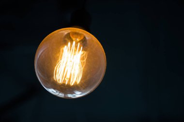 kopya alanı ile koyu arka plan üzerinde sarı ışık lamba ya da fener asmak. fikir ve yaratıcılık.