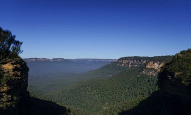 dağ ve mavi gökyüzü manzara sahne görünümünü