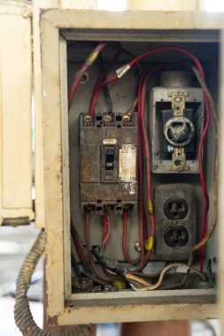 Eski kadar kapatın ve elektrik kutusu, devre kesiciler, elektrik pano anahtarda ayırıcılarını kirli, teller ile anahtarı