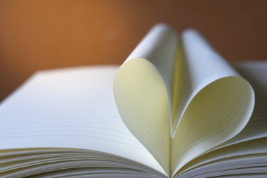 Kalp şekli metin için kopya alan arka plan ile kağıt kitaptan kapatın.