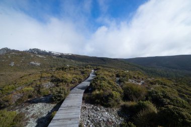 altında beyaz bulutlar gökyüzü, yeşil dağ bir yürüyüş yolu yolda seyahat, amaç ve kavram elde