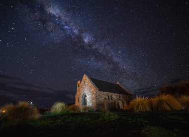 Yeni Zelanda, iyi çoban Kilisesi Samanyolu yıldızlı gece.