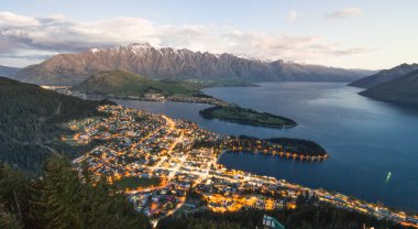 Queenstown manzarası alp şehrin üzerinde ve göl Wakatipu güzel yaz gün batımında arka planda dikkat çekici Dağları ile şaşırtıcı görünümü.