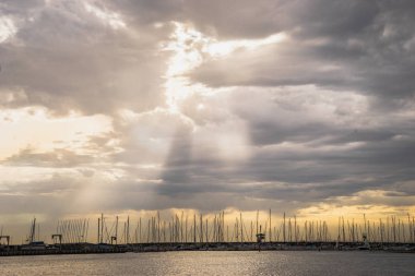 dramatik bulutlu gün batımı gökyüzü güneş ışık demeti ray üzerinde tekne j ile