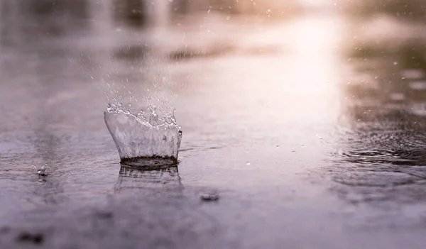 Plusk Deszczu Kropla Powierzchni Wody Gdy Pada Deszcz — Zdjęcie stockowe