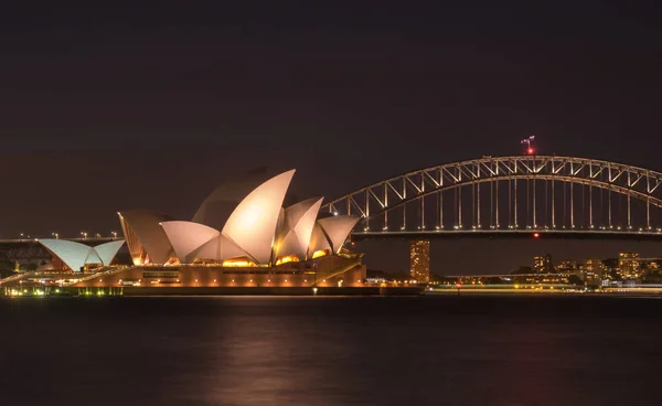 在悉尼的黄昏 歌剧院和海港大桥 这些建筑被认为是悉尼和游客吸引的主要地标 2018年1月 — 图库照片