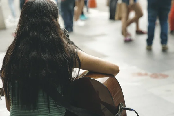 rüyasını kovalamak için gitar çalmak bir sokak müzisyeni kız arkası